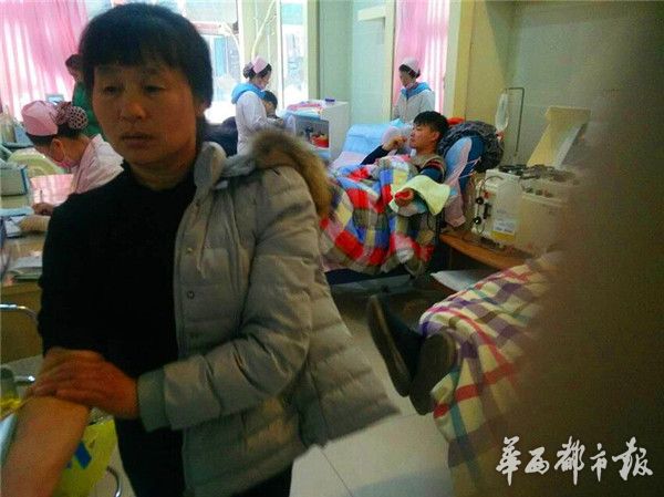 赶来献血的亲友和网友们正在献血。