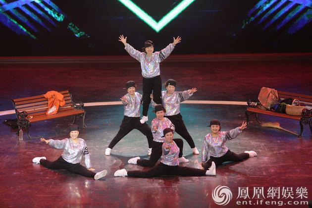 刘涛《欢乐中国人》登台舞狮 做狮头成功