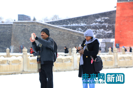 　　外国友人也举起了手中的相机留下故宫的雪景。 未来网记者 宋霞霞 摄。