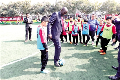 乔治·维阿空降春晖小学