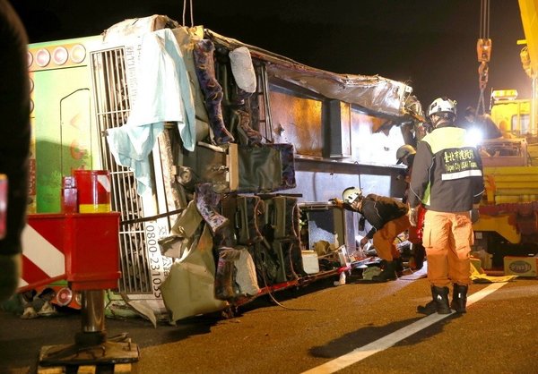 公道5号13日发生赏樱团翻车事件，造成33人死亡。 本报系资料照 图片来源：台湾《联合报》
