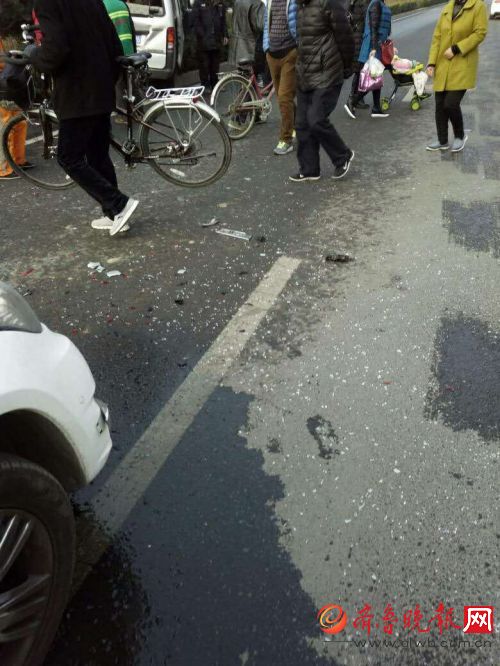 济南张庄路森林公园门口交通事故,女司机开奔驰撞上面包车