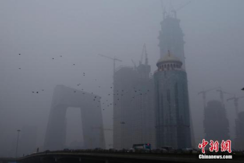 资料图：北京雾霾加重。中新社记者 李慧思 摄