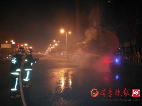 济南:运水泥货车路上轮胎起火 消防官兵及时化