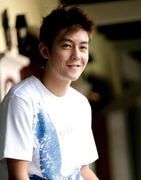 南宁地铁小哥火了!有点像迪玛希和陈冠希的混合体呀