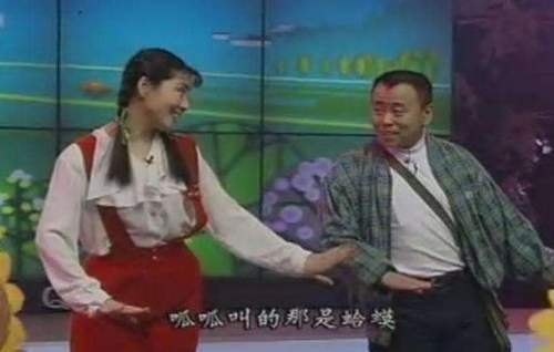 她与潘长江合作《过河》火遍全国,今淡出仍身