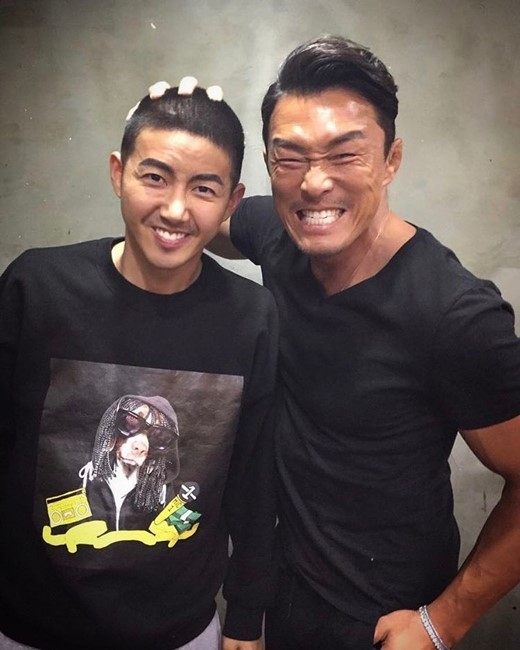 《无限挑战》黄光熙13日入伍 剃短发皮肤黝黑