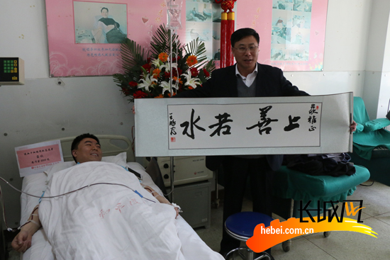石家庄市红十字会专职副会长王鹏飞带队前来看望并赠送亲笔书法。长城网 吴浩 摄