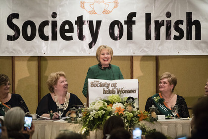 希拉里在爱尔兰妇女协会圣帕特里克晚餐会上讲话