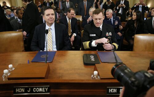 美国联邦调查局局长科米(左)和国土安全局局长罗杰斯(右)