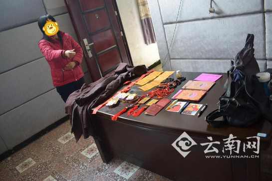 犯罪嫌疑人指认行骗用的附身符。 图片由威信警方提供