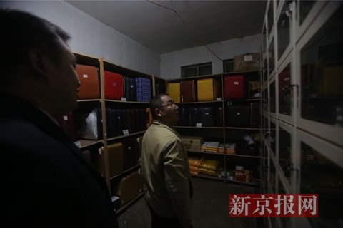 执法人员查看殡仪馆内售卖寿衣价格。新京报记者 王飞 摄