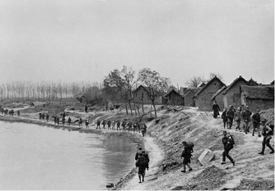 1938年,中国军队行军,热血男儿奔赴战场。