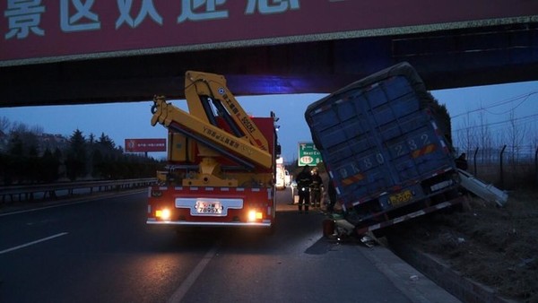 惨烈!高速路上突发车祸 万幸!司机被海阳消防救