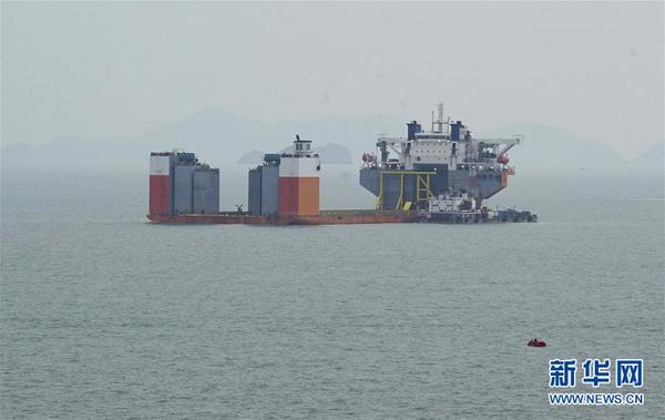 3月22日拍摄的“世越号”沉船打捞作业现场