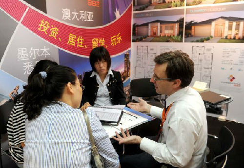 资料图片：几名买家在了解来自澳大利亚一个房产项目的情况。 新华社记者罗晓光摄