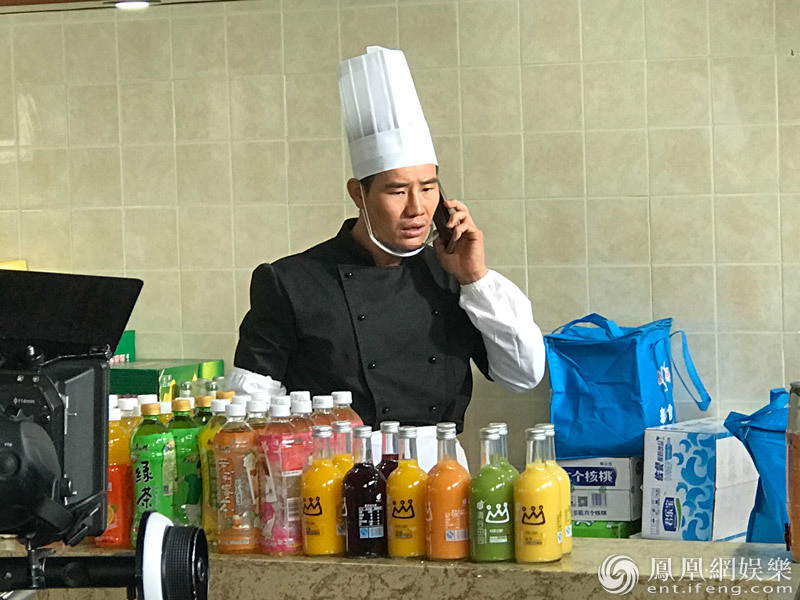 “厨神”谢孟伟参演《温暖的村庄》：我为搞笑而来