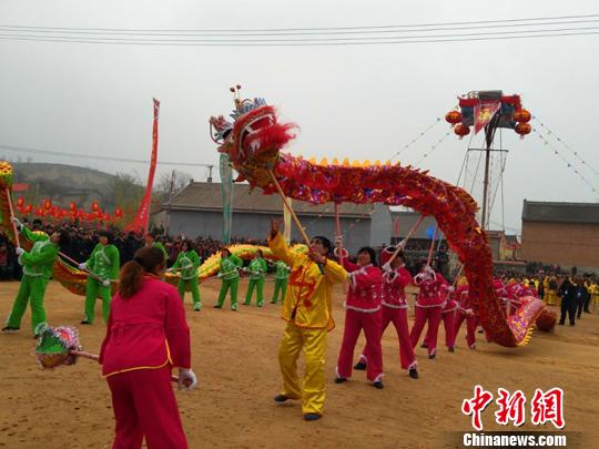 图为文化节开幕式上的舞龙表演。　刘小红　摄