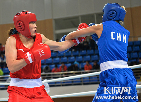 福建选手杨晓丽(左)4：1战胜陕西选手谷红夺得75公斤级冠军。陈儒 摄