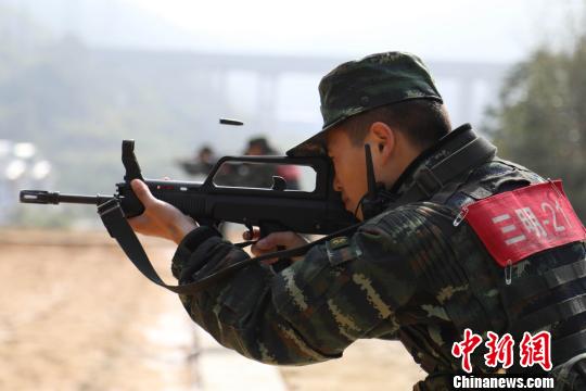 图为特战官兵进行95式自动步枪射击(胡鑫 摄 胡鑫 摄