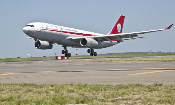 资料图片：中国四川航空公司的飞机在悉尼机场降落。