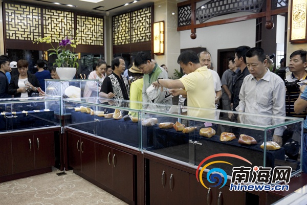 　　昌江玉艺术馆二楼展示了许多玉石与玉雕作品。南海网记者 周静泊 摄