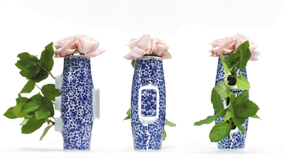 　　蓝白相间的设计，让传统雅致的中式风韵和鲜花融合在一起，让普通的花器变得风情无限。资料图片