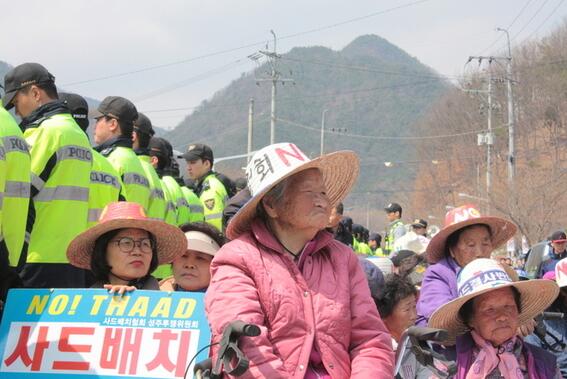 韩国民众反对部署萨德 老奶奶堵路成功赶走勘