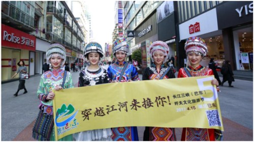 土家美女在武汉江汉路步行街向游客投送请柬