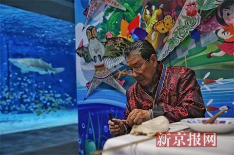 风筝艺人现场制作风筝。新京报记者 薛珺 摄