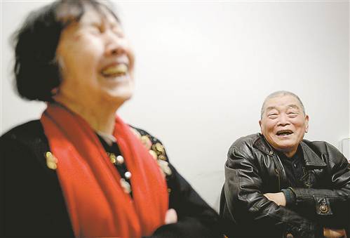 图⑤回家后与老伴拉拉家常是段亚亭最快乐的事。