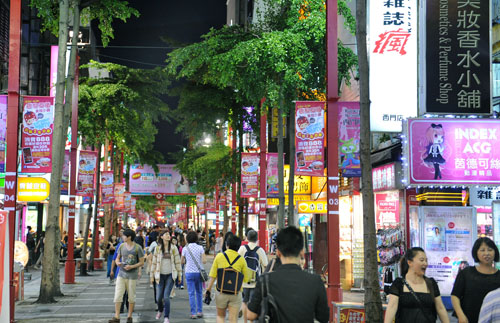 资料图片：游客们在台北市西门町夜市游览。新华社记者陶明摄