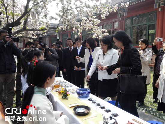 伴随着悠扬的琴声和熏香,嘉宾们与插花、书画、剪纸等艺术家交流互动 摄影:卢倩桦