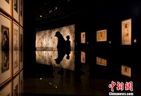 袁运生向中国美术馆捐赠代表作《泼水节》壁画原稿