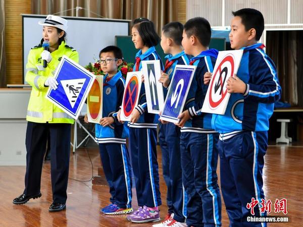 新疆交警为小学生讲解道路交通标志牌含义