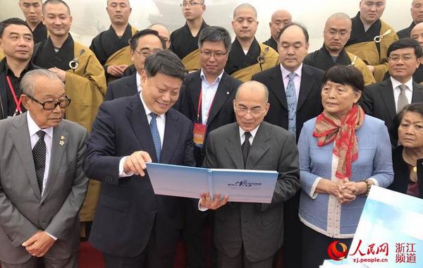 浙江省委常委、宁波市委书记唐一军赠送1988年西哈努克国王访溪口留影资料。