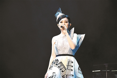 梁静茹重返北京唱情歌泪洒现场告白歌迷