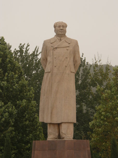 赤霞广场上的毛主席塑像,是赤霞广场的标志性建筑,也是目前济南市最大