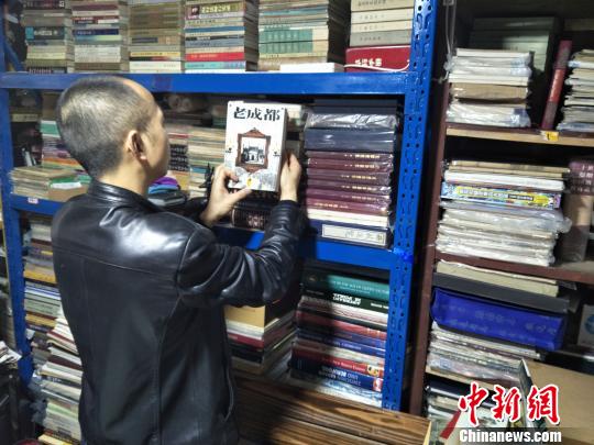 傅天斌随时都在整理着书籍。　何浠　摄