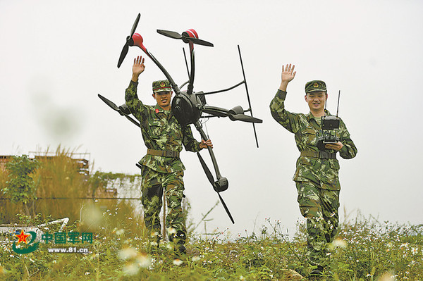 无人机“飞手”龙聪和吴小海。廖键 摄