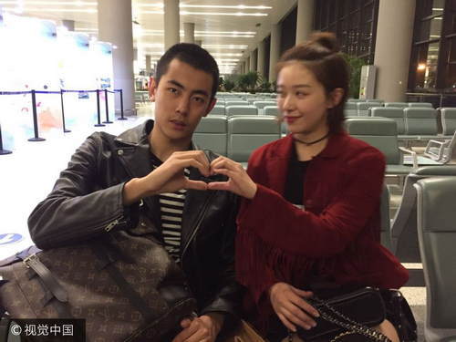 阚清子与男友托下巴玩“挑逗”虹桥一姐求合影