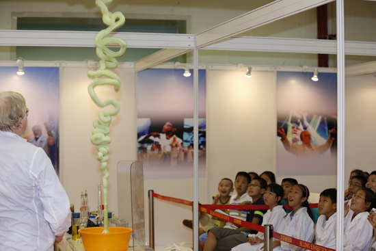 一个洋教授的魔法课堂_凤凰资讯