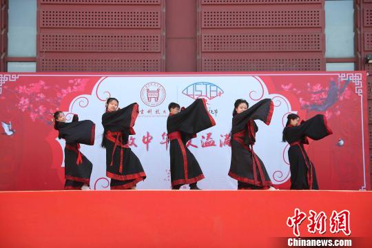 北京科技大学18日启动首届传统文化节。图为汉服表演。　高龑　摄