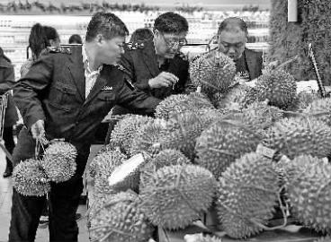 　　食药监工作人员对临河街永辉超市出售的榴莲进行取样检验 新文化记者 蒋盛松 摄