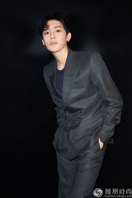 侯明昊出席电影节亮相红毯 聚光灯下演绎时尚