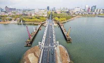 昨日，正在施工中的南湖大桥便桥 新文化记者 郭亮 摄