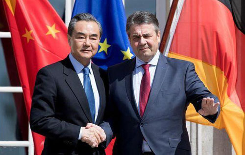 4月26日，外交部长王毅在柏林与德国副总理兼外长加布里尔共见记者。