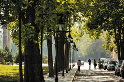 大学里·峰尚在交通、生活配套方面已经日渐成熟。资料图片