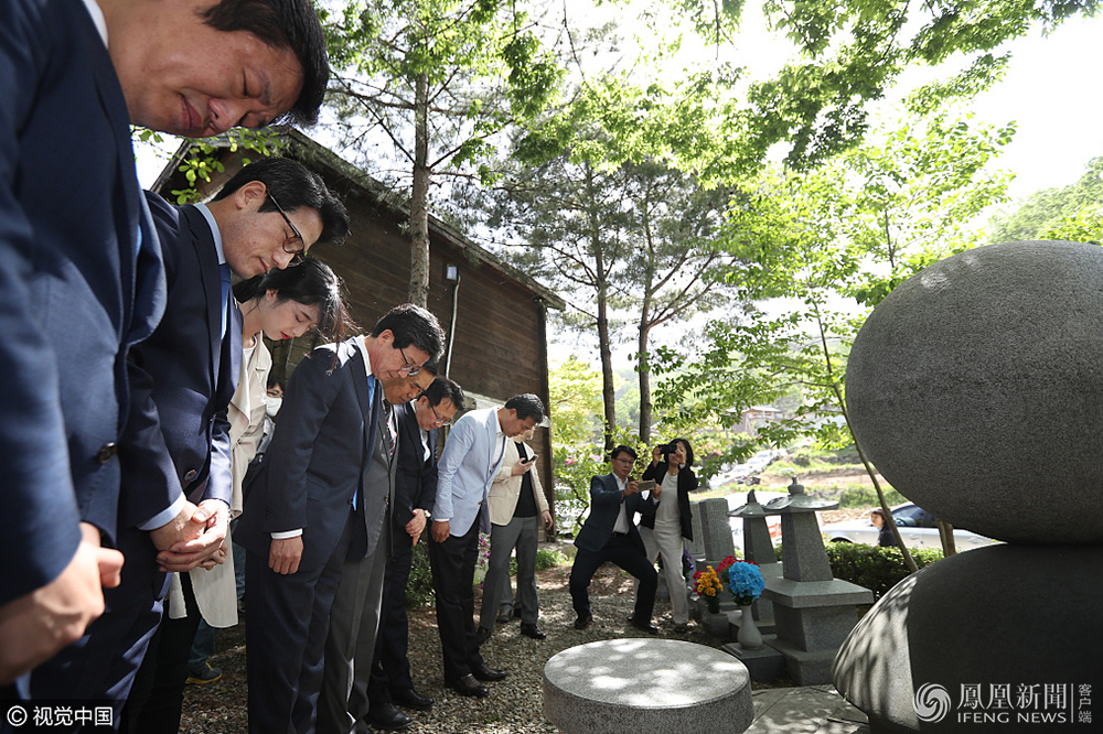 韩国总统候选人看望慰安妇 行跪拜大礼