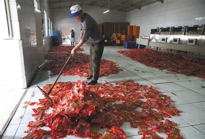 5月3日,北京祥隆宫食品有限公司第一分公司,一包包辣条被摊在地上.